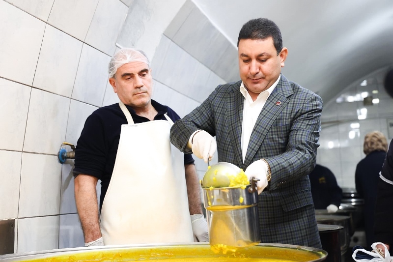 BAŞKAN ÖZYAVUZ AŞEVİNDE İHTİYAÇ SAHİPLERİNE YEMEK DAĞITTI