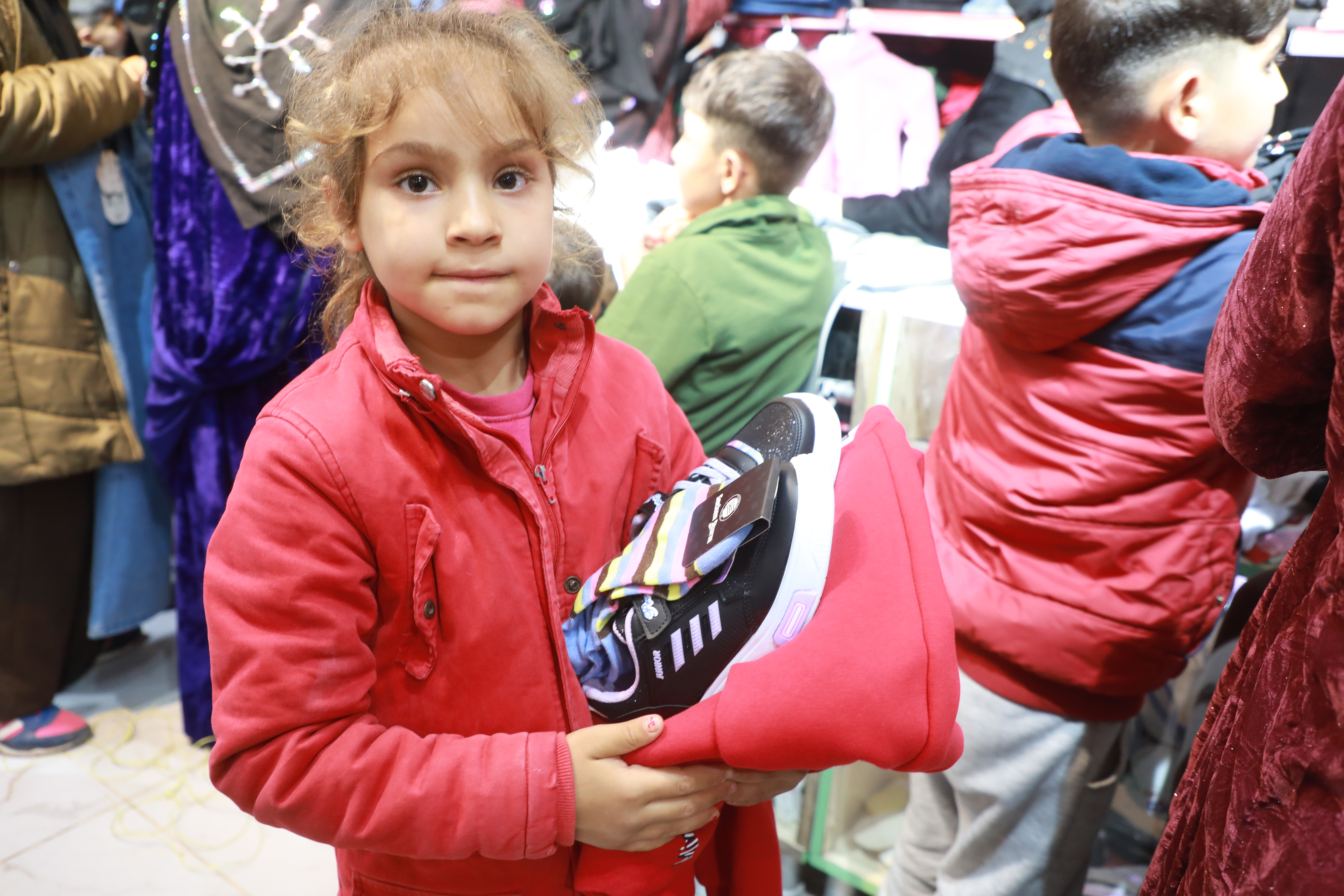 BAŞKAN ÖZYAVUZ BAYRAM ÖNCESİ YÜZLERCE ÇOCUĞU SEVİNDİRDİ